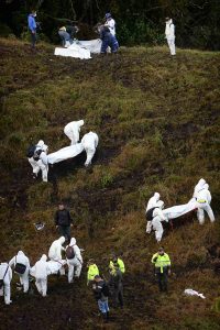 Members of the forensics team carry the bodies of victims of the LAMIA airlines charter plane crash in the mountains of Cerro Gordo, municipality of La Union, on November 29, 2016. A charter plane carrying the Chapecoense Real football team crashed in the mountains in Colombia late Monday, killing as many as 75 people, officials said.  / AFP PHOTO / RAUL ARBOLEDA