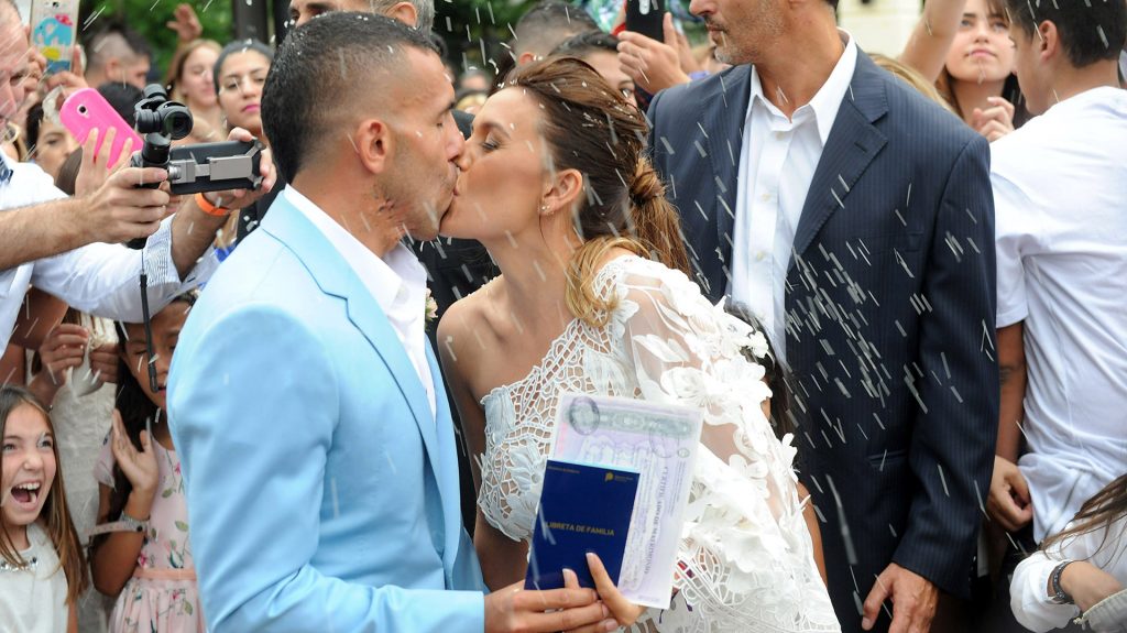 Buenos Aires: Luego de 13 años de relación, Carlos Tevez y Vanesa Mansilla se casaron en el Registro Civil de San Isidro, ubicado en la calle Moreno 305. Foto: Analía Garelli