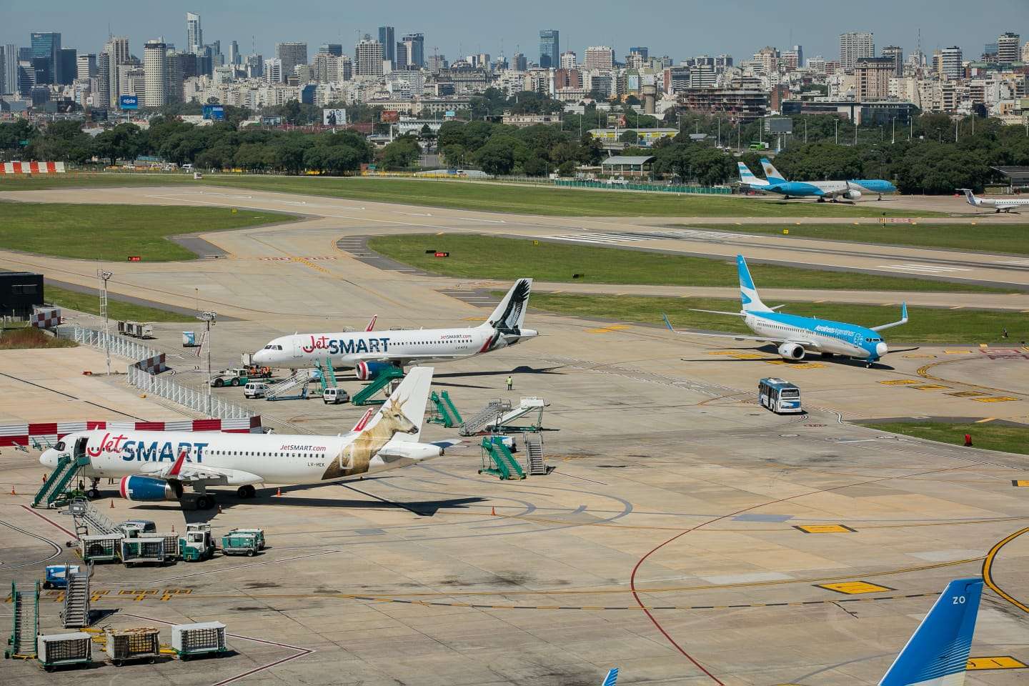 Alerta por demoras en aeropuertos y cambios en terminales de salida y llegada