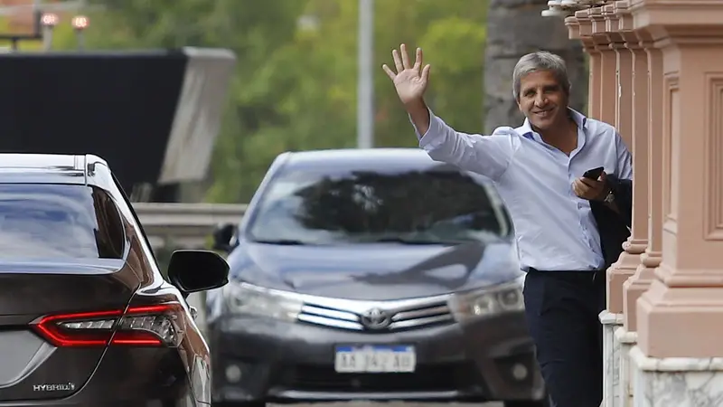 Luis Caputo mantiene el 97% de su dinero afuera del país cuya economía maneja