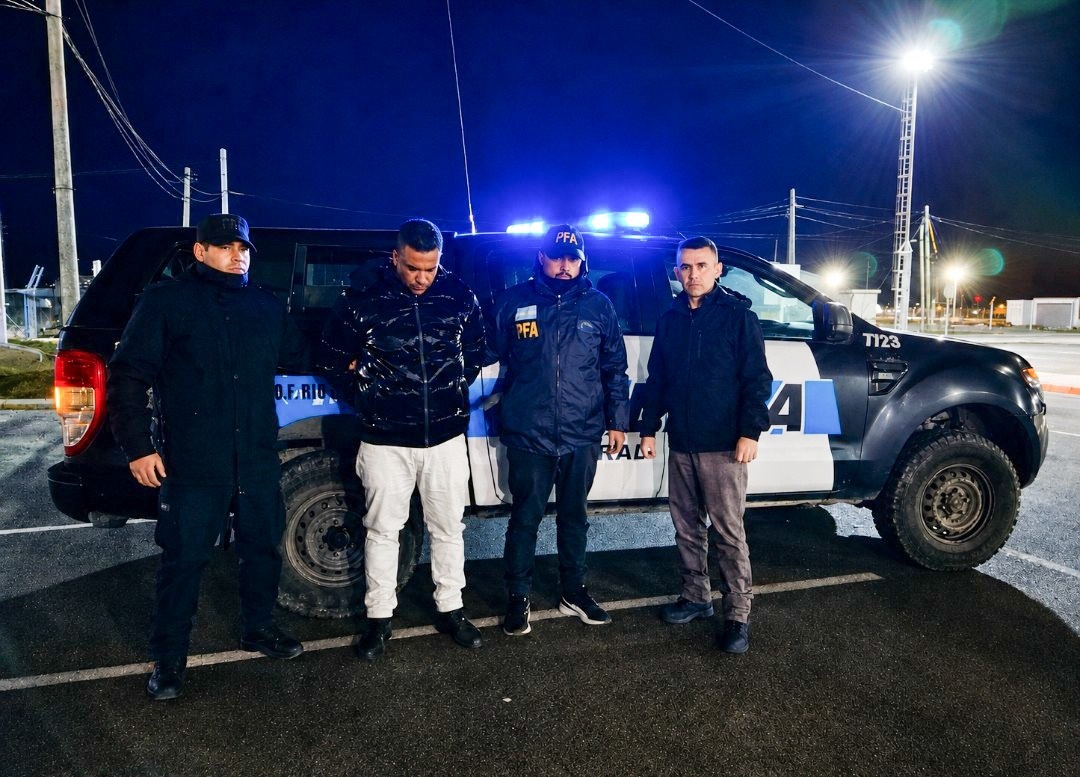 Migraciones expulsó del país a un ciudadano dominicano condenado por comercializar drogas