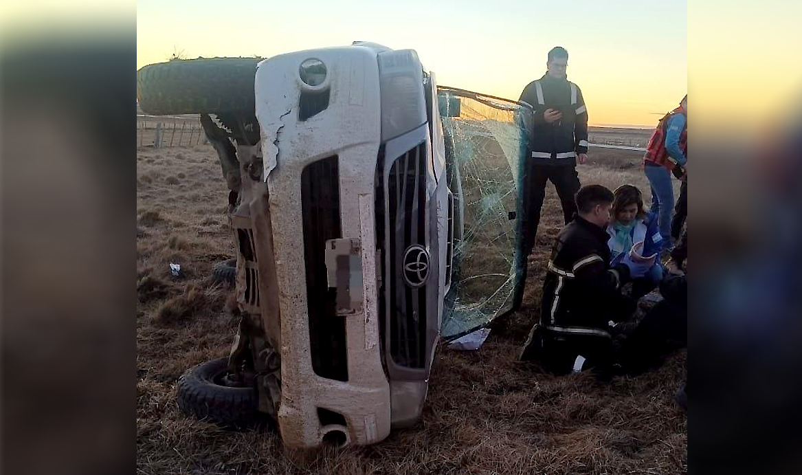 Ruta 3: Volcó una camioneta y el conductor fue hospitalizado