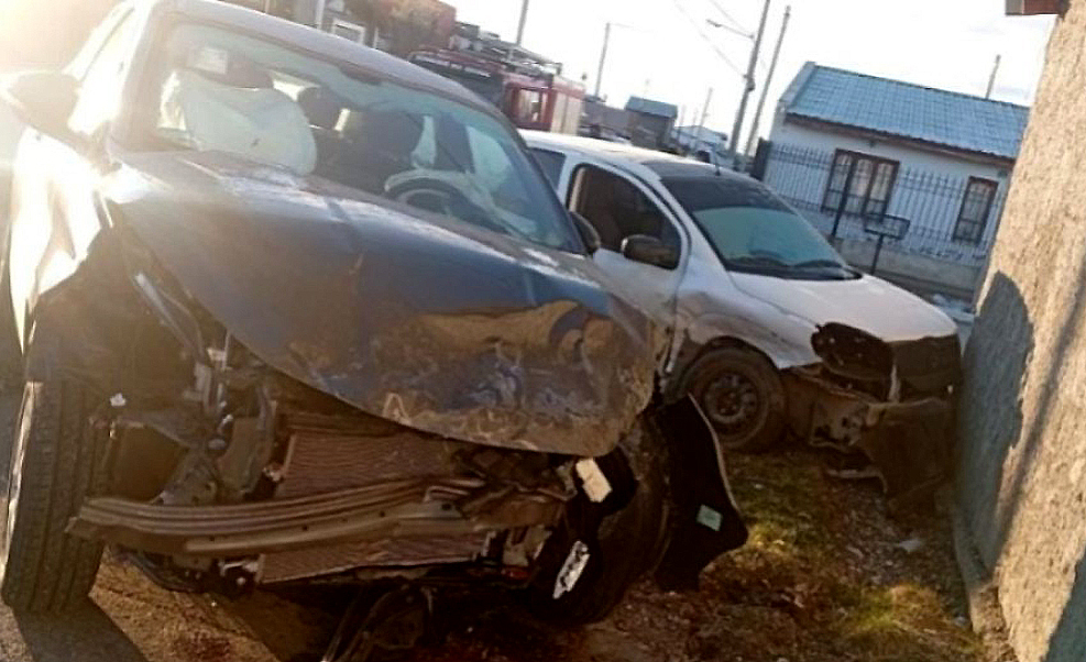 Dos vehículos chocaron y tres personas fueron hospitalizadas
