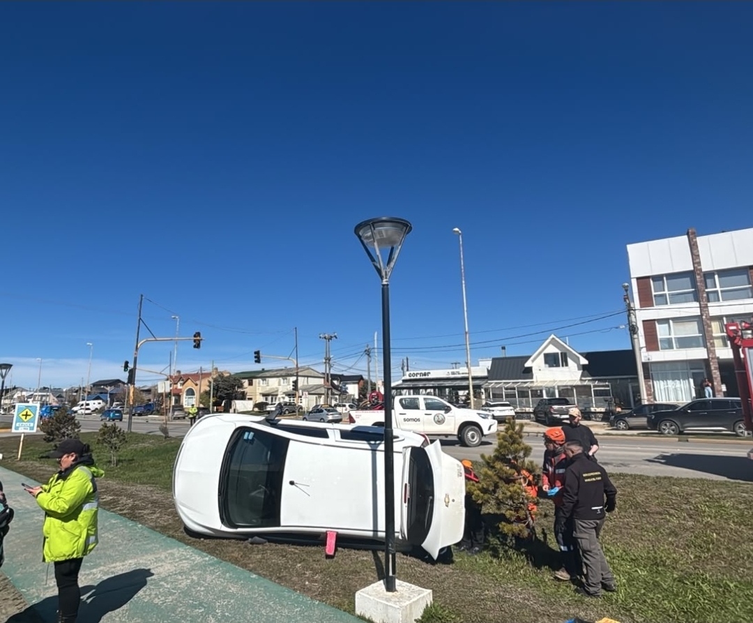 Vuelco en Córdoba y Ruta 3: una conductora quedó atrapada y fue rescatada por Bomberos