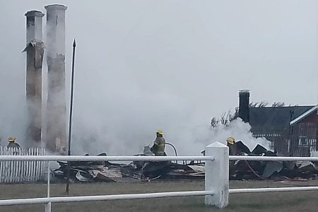 El incendio destruyó una vivienda de la Estancia Los Flamencos.