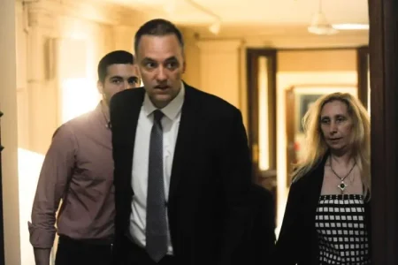 Manuel-Adorni-y-Karina-Milei-en-la-sesion