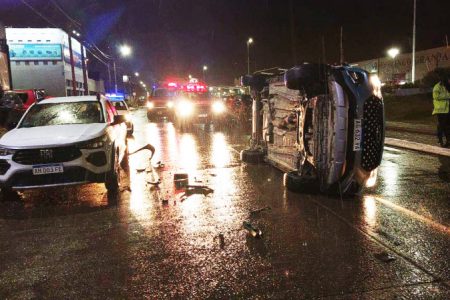 choco-a-auto-estacionado-y-volco-en-calle-islas-malvinas_2SlQ