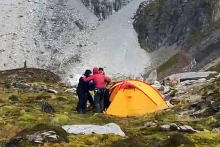 helicoptero-rescata-a-dos-ushuaienses-aislados_YyJe