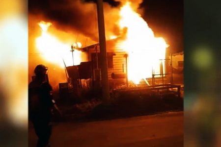 incendio-destruyo-una-vivienda-en-la-margen-sur_TJU4