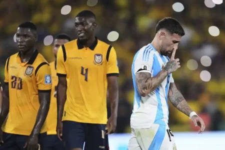 nicolas-otamendi-se-retira-expulsado-ante-ecuador-lshi667spfejjdfdo3puyg3geu-jpg.