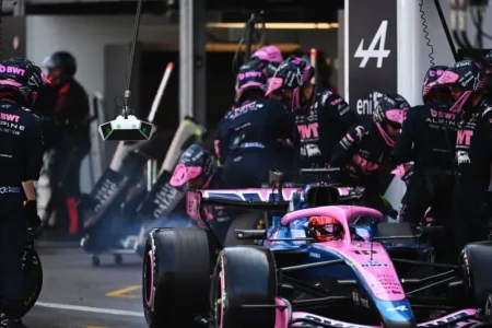 pierre-gasly-en-los-boxes-de-monaco_862x485